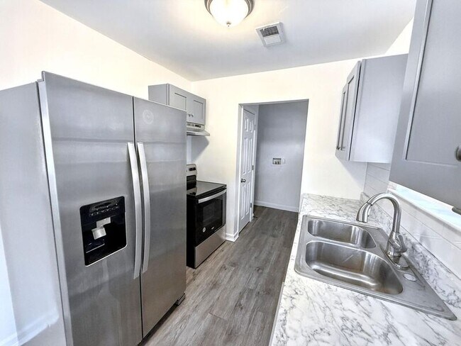 Photo - 717 Dublin Ave