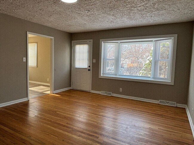 Photo - 5653 Indianola Ave