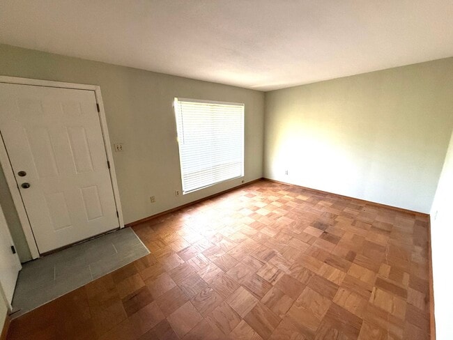 Photo - ** 3 bed 1.5 bath located in Southlawn ** Call 334-366-9198 to schedule a self showing