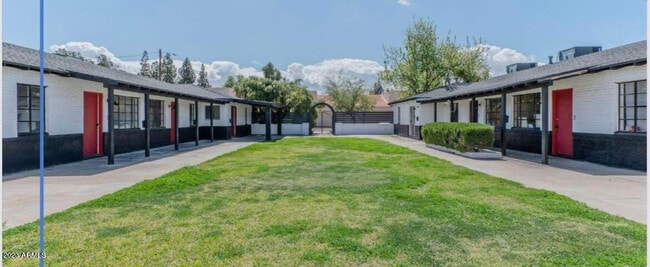 Building Photo - 1402 W Whitton Ave