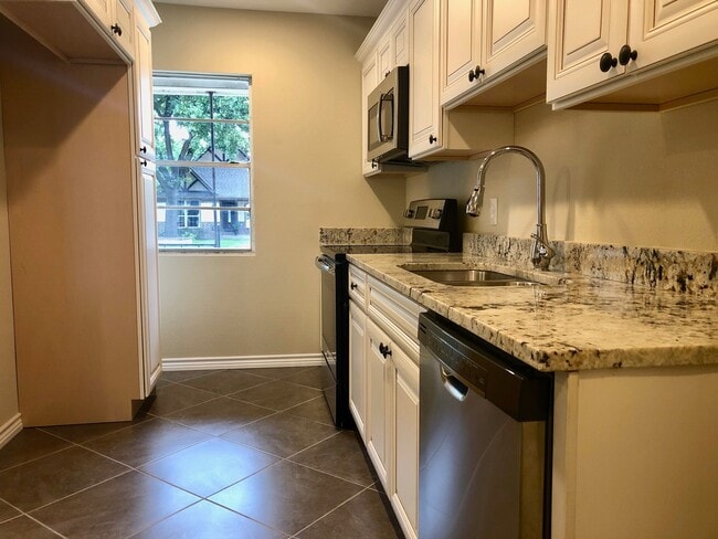 Building Photo - 2 Bedrooms - 1 Bathroom - LARGE Backyard! Rental