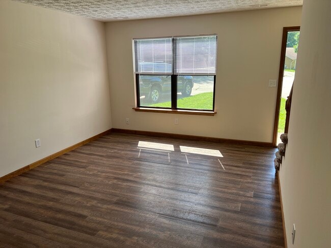 Photo - 709 Oak Trl