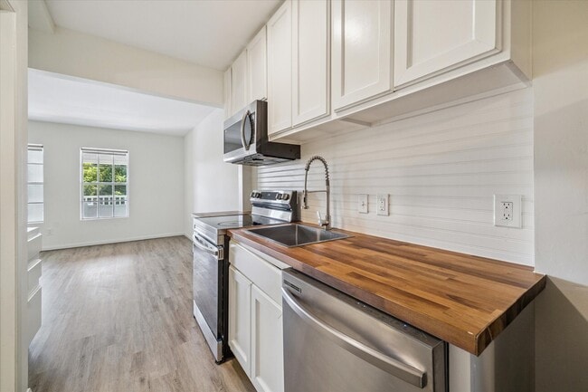 Building Photo - 1011 W 10th St Unit 13 Rental