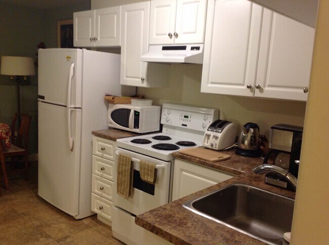 Fully equipped kitchen - 6483 Edinburgh St