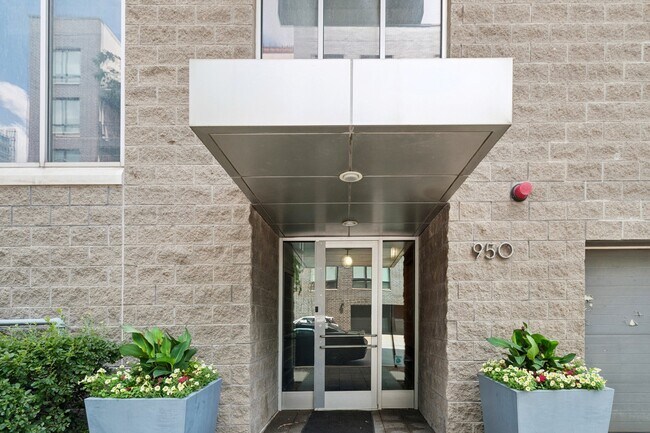 Building Photo - 950 W Erie St Unit 702 Rental