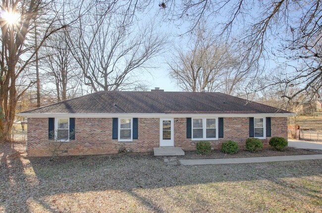 Three Bedroom Home Close to Ft. Campbell - Three Bedroom Home Close to Ft. Campbell