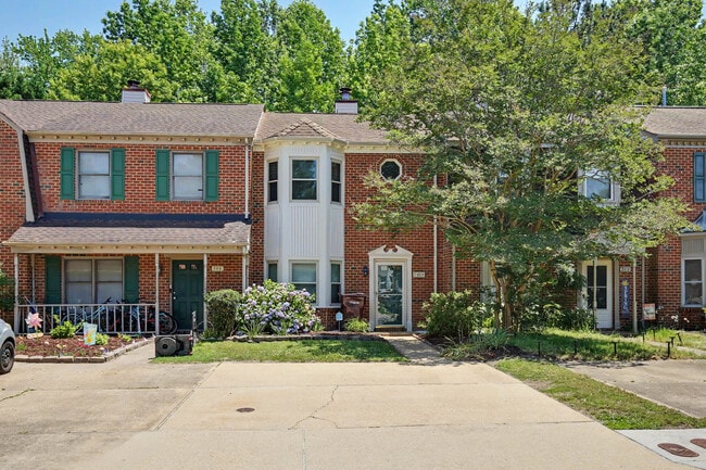 Building Photo - 767 Creekside Crescent