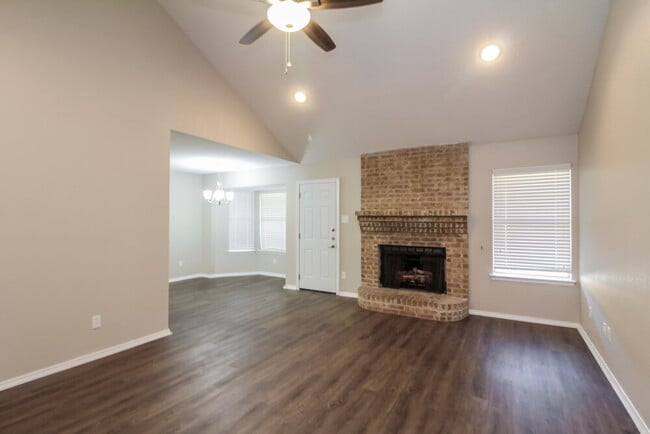 Photo - 900 Vicksburg Ln