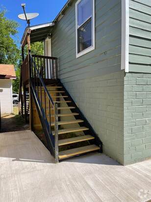 Building Photo - Adorable upstairs apartment