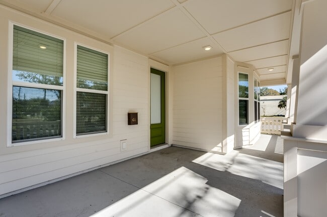 Photo - 451 E 7th St