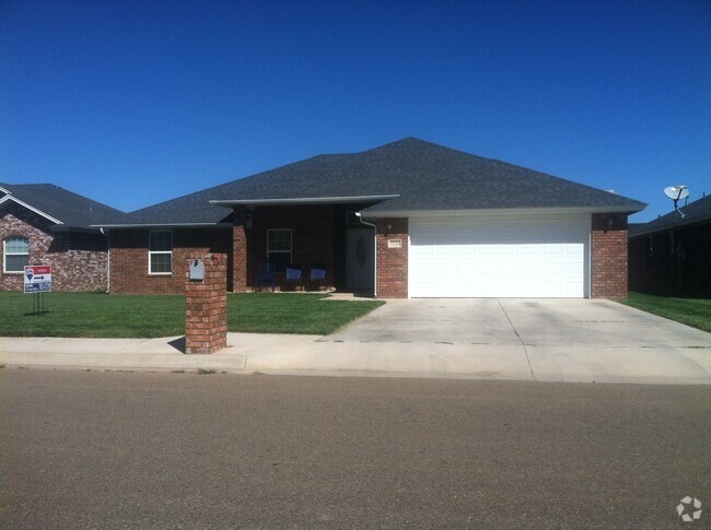 Building Photo - BRICK HOME IN NORTHEAST CLOVIS NEAR MESA S...