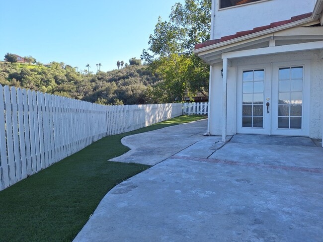 Photo - 954 Surrey Dr