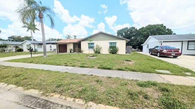 Building Photo - Annual unfurnished 3/2 single family home with a pool / NO HOA