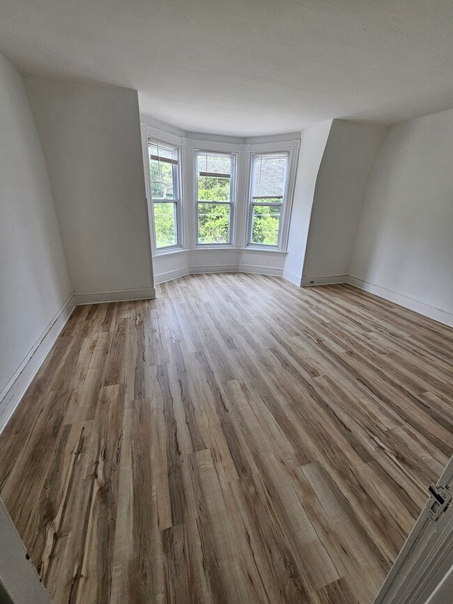 Top floor bedroom w/closet - 148 Clymer St House