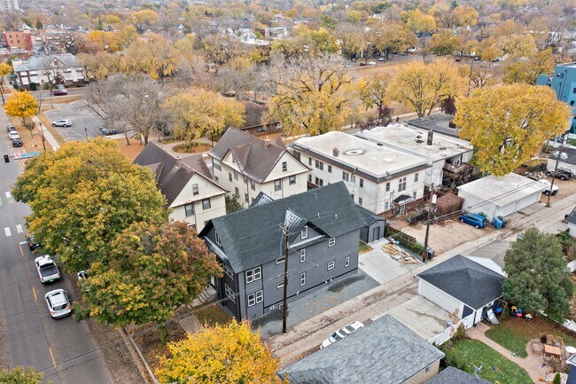 Photo - 911 W 31st St