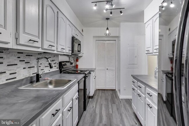 Building Photo - 1001 26th St NW Unit 705