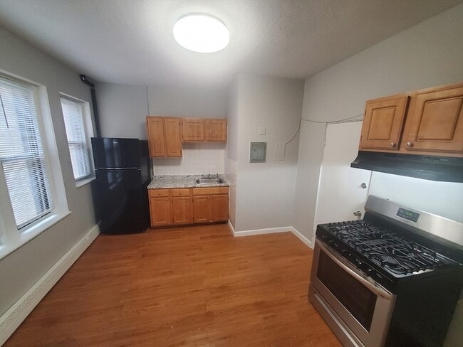 Building Photo - 10 Abbotsford St Unit 4 Rental