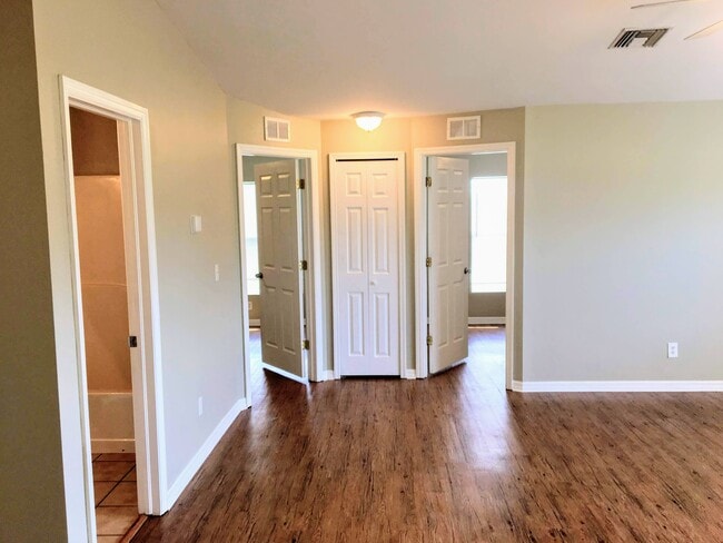 Photo - 2213 Armour Rd