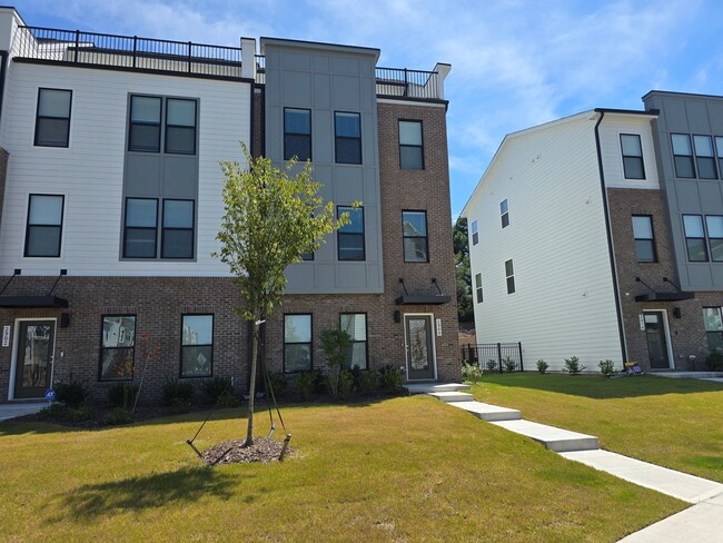 Building Photo - Modern Urban Elegance Meets Functionality Rental