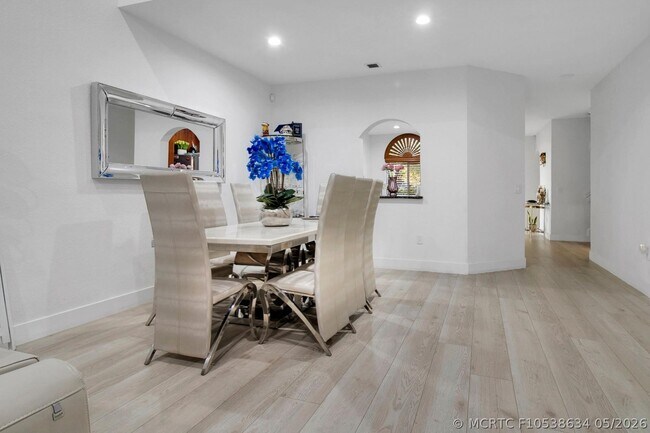 5095 Madison Lakes Cir E