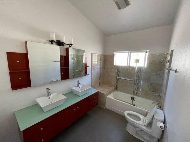Photo - Stunning Remodeled 2BR/2BA Garage Laundry Fireplace Unit 260 Channing Way