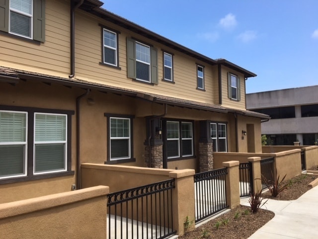 Building Photo - 3 Bedroom Townhome in Goleta