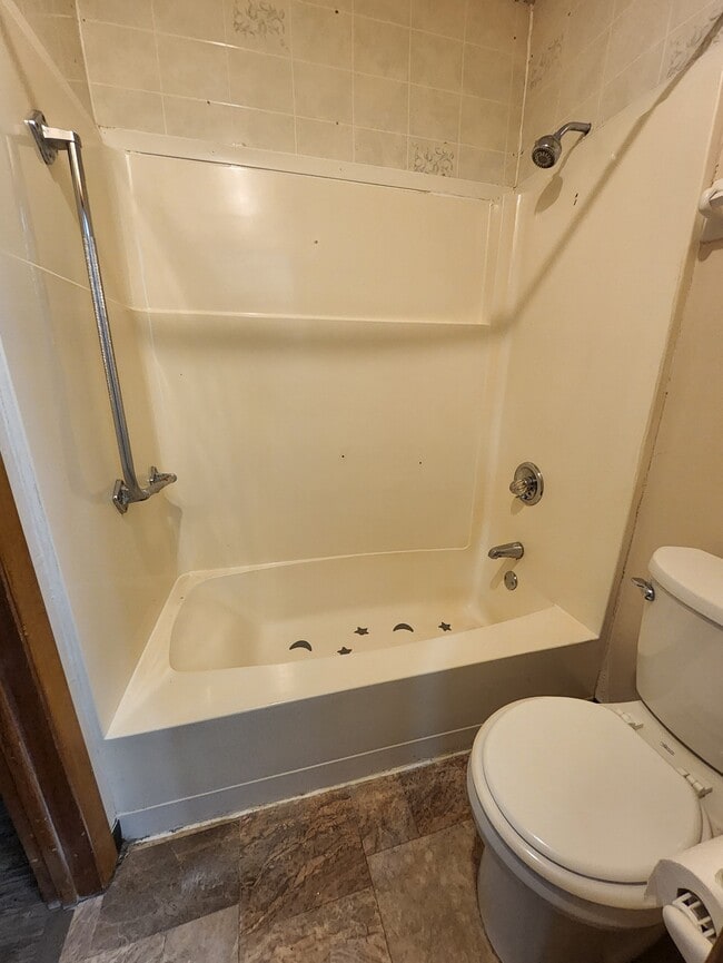 Photo - 220 Heritage Cir