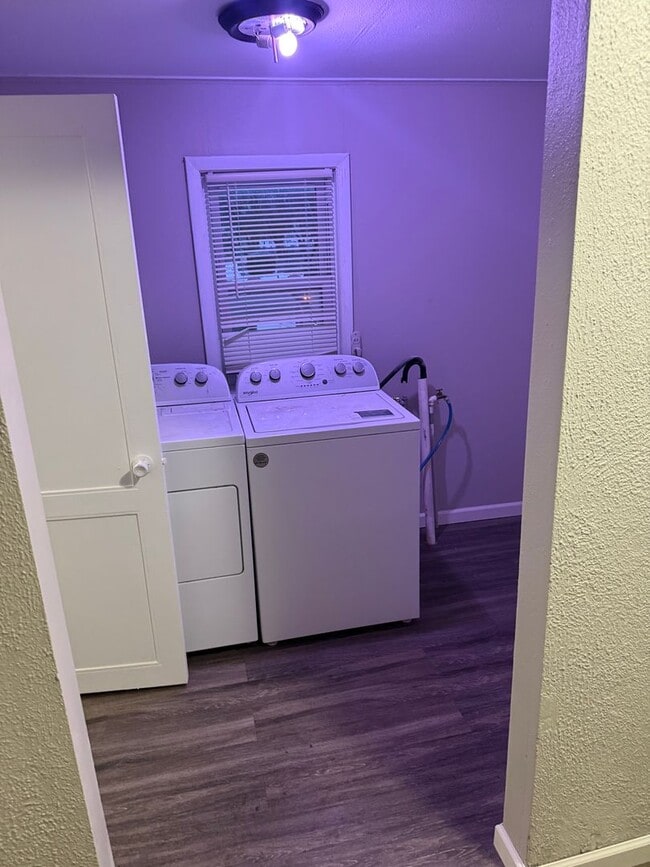 Building Photo - 2 bedroom house