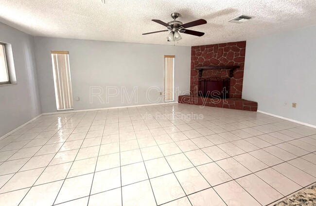 Building Photo - 1801 E Orangeside Rd