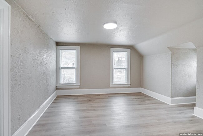 Photo - 702 S Commercial St Unidad 109 Division St