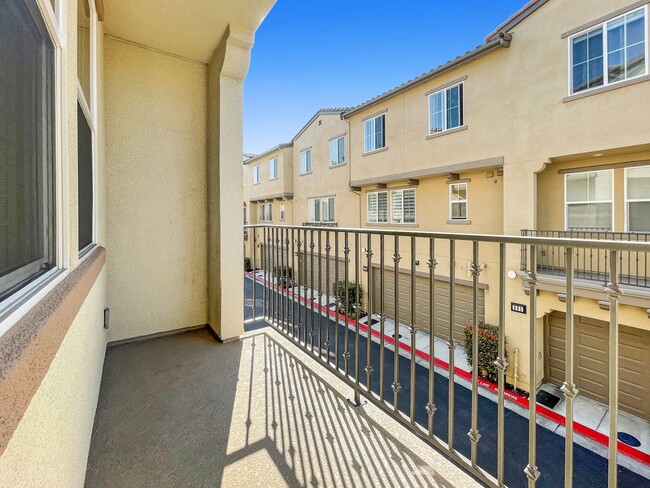 Building Photo - Modern Corner-Unit Townhome in the Heart of Sunnyvale