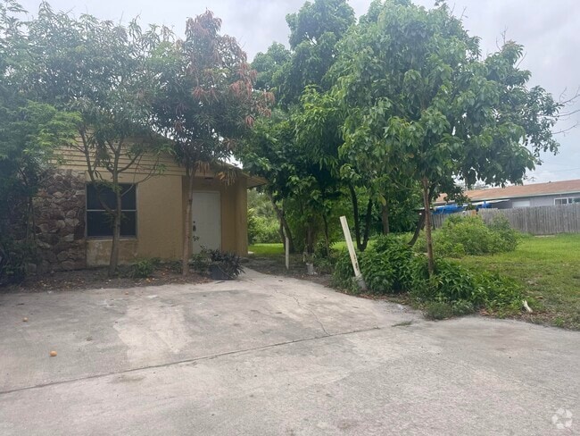 Building Photo - 4903 Serafica Dr Rental