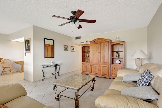 Photo - 1903 Bermuda Cir Unit B4