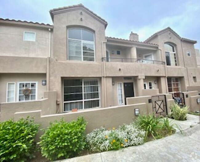 Building Photo - *Coming Soon!* Remodeled 3 bedroom townho... Rental