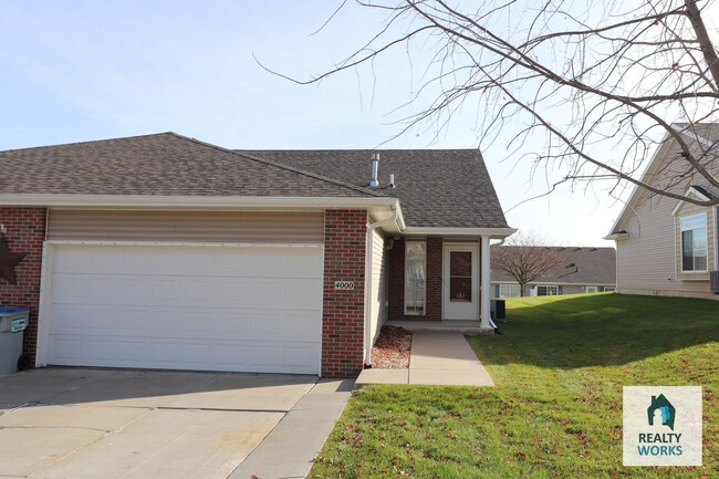 Building Photo - 2 Bedroom 1.5 Bathroom Open Concept Duplex! Rental