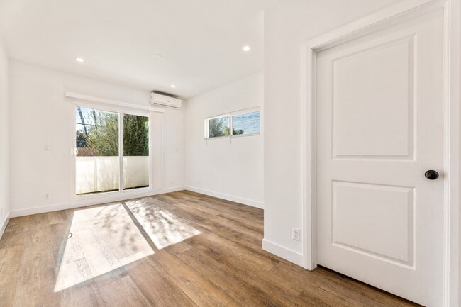 Photo - 5702 Vanalden Ave