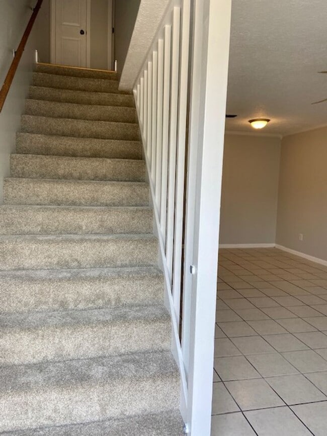 Building Photo - Beautiful 2 Bedroom 1.5 Bath Townhome