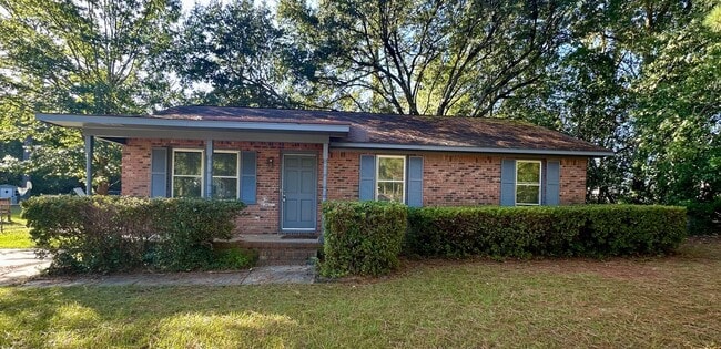 Building Photo - This home offers convenience and comfort!