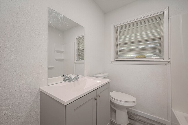 Photo - 715 W 9th St