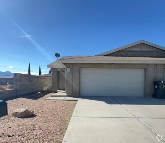 Building Photo - 3 Bedroom 2 Bathroom Duplex Rental
