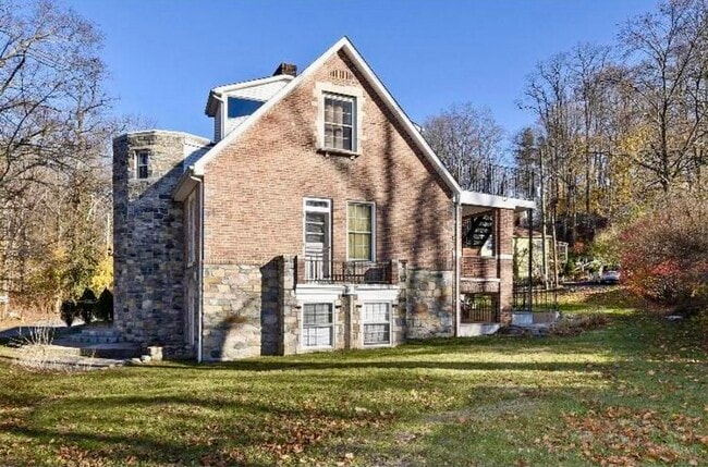 Photo - 2 Hollowbrook Plz Unit 1