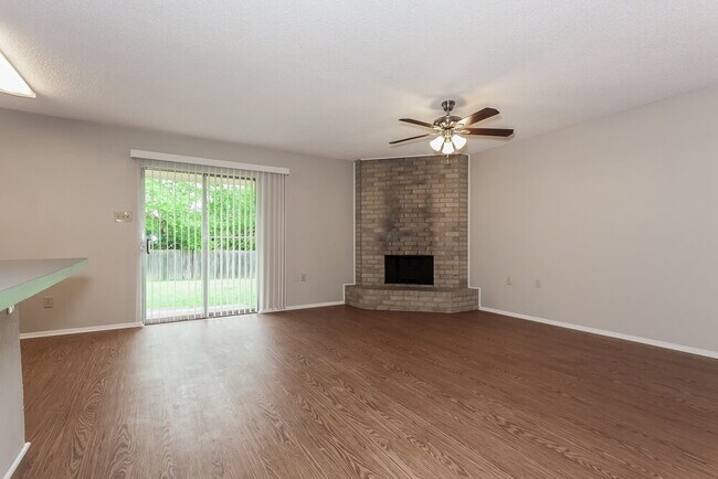 Photo - 716 Admiralty Way