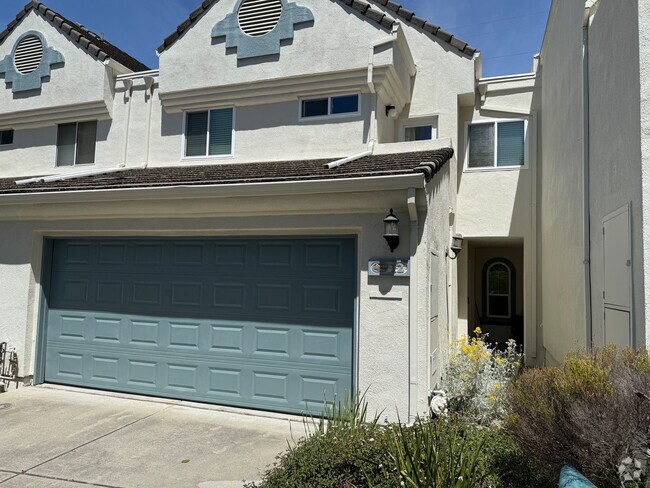 Building Photo - Gorgeous 3 bedroom 2.5 bath 2 story Townho... Rental