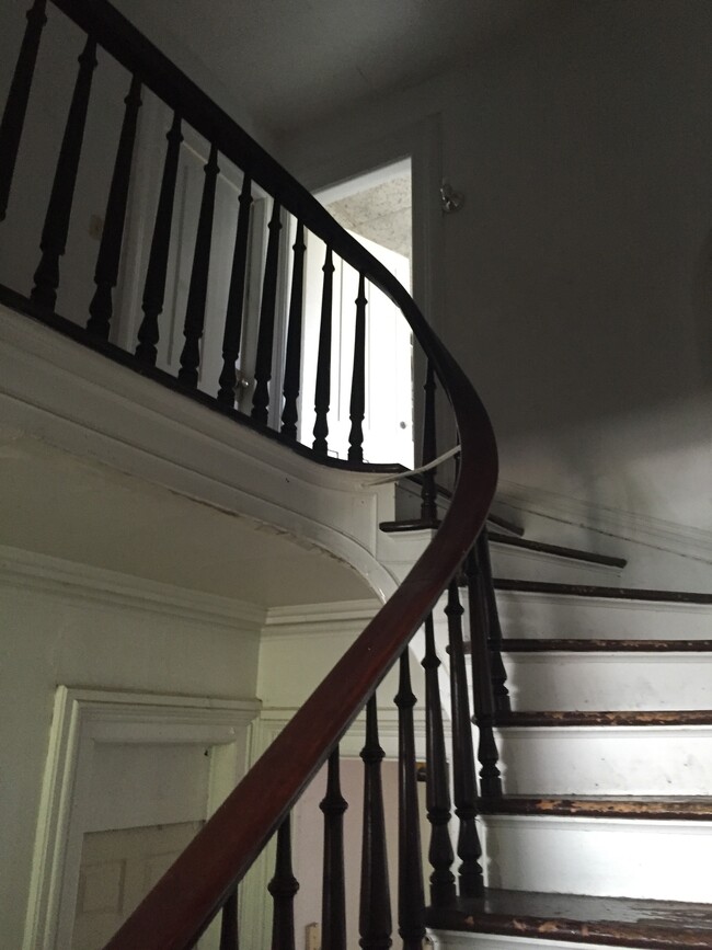 166 W 4th St