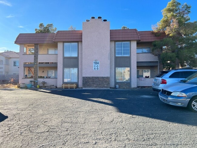 Building Photo - Sierra Oeste