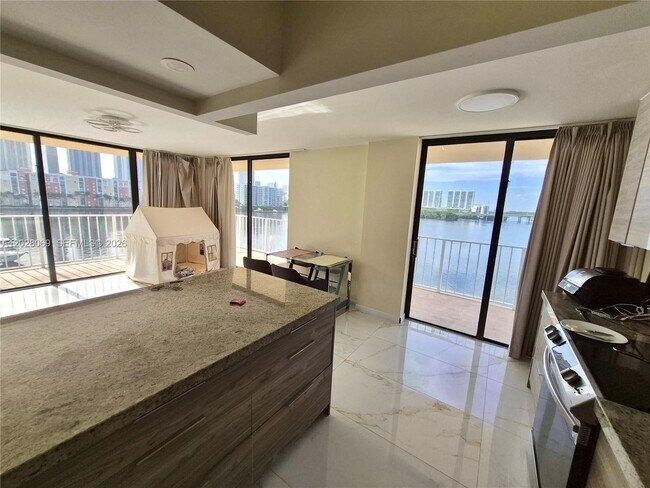 Photo - 290 174th St Unidad 619