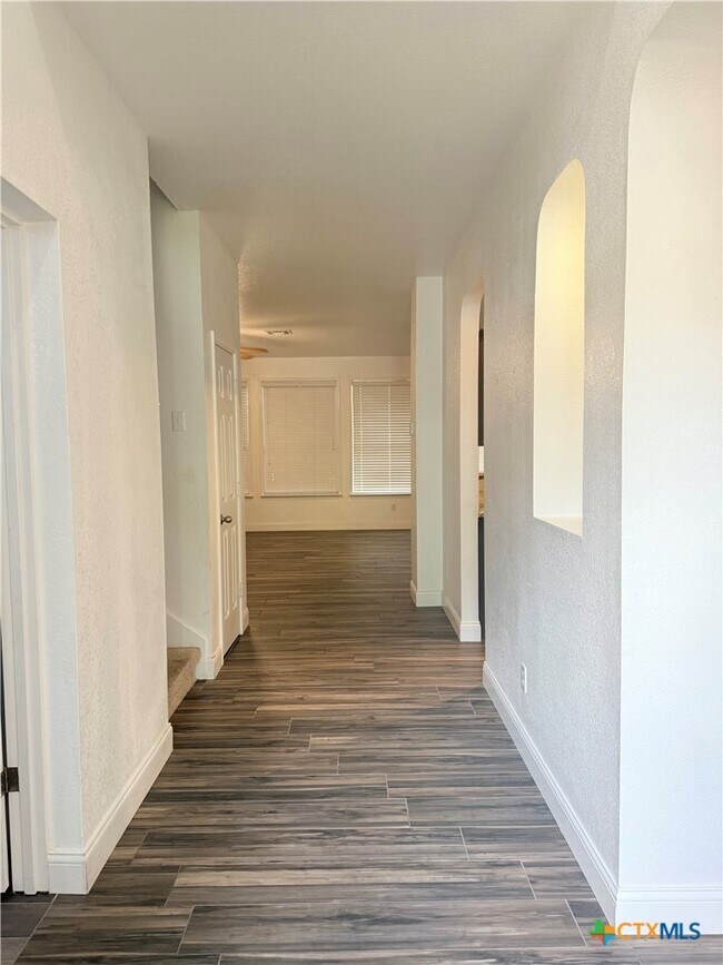 Photo - 311 Crowfoot Dr