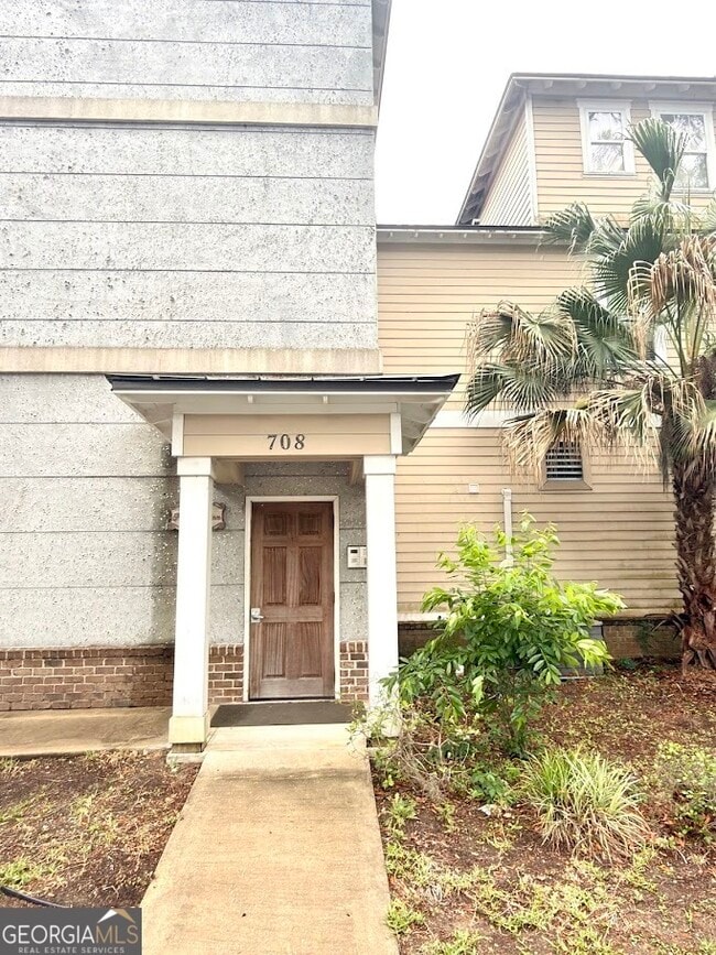 Building Photo - 708 Osborne St Unit 206