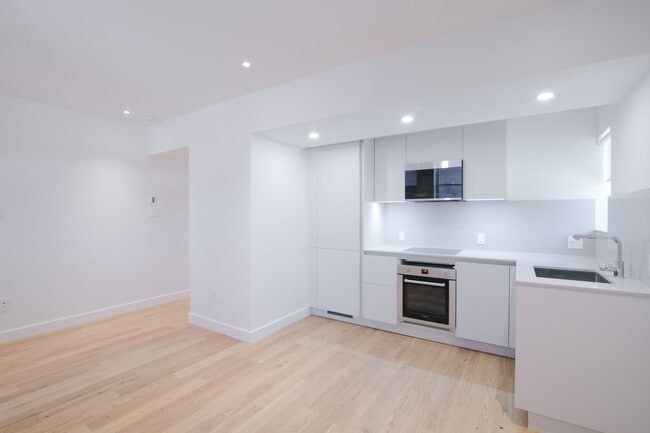 Building Photo - 4745 Chem. Queen Mary Unit 40