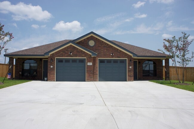 Building Photo - 3/2 Duplex off Bunny Trail Killeen - Text 201-231-7228 for more details